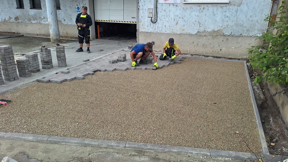 Stavba zpevněných ploch a komunikací