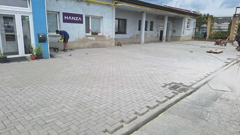 Stavba zpevněných ploch a komunikací