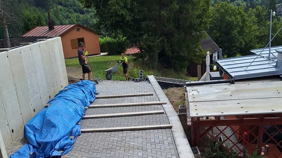 Stavba zpevněných ploch a komunikací